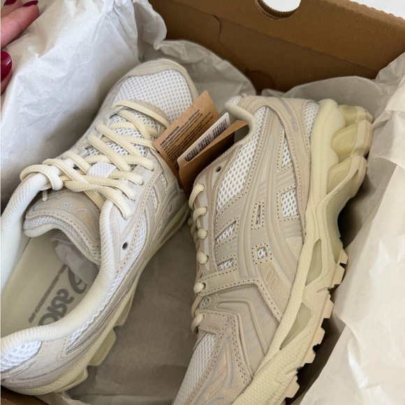 Asics Gel-Kayano 14 in White and Smoke Gray size US 7 - Picture 4 of 7